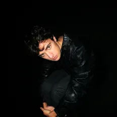 聆聽 Vince Aloé、觀看音樂影片、閱讀小傳、查看巡演日期等！