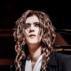 Escucha a Rosalia chante la Douce Douleur, mira vídeos musicales, lee la biografía, consulta fechas de giras y mucho más.