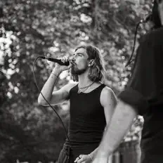 Korak dinle, müzik videolarını izle, biyografisini oku, tur tarihlerini ve daha fazlasını gör!