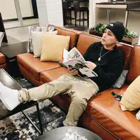 Ascolta undefined, guarda video musicali, leggi la biografia, vedi le date del tour & altro!