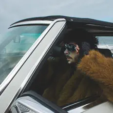 Medahを聴いたり、ミュージックビデオを鑑賞したり、経歴やツアー日程などを確認したりしましょう！