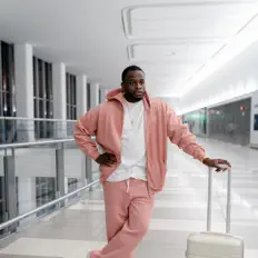 Supreme Carlを聴いたり、ミュージックビデオを鑑賞したり、経歴やツアー日程などを確認したりしましょう！