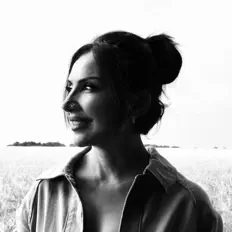 Helinを聴いたり、ミュージックビデオを鑑賞したり、経歴やツアー日程などを確認したりしましょう！