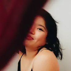 Vivien Yapを聴いたり、ミュージックビデオを鑑賞したり、経歴やツアー日程などを確認したりしましょう！