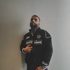 Dengarkan Harry, tonton video musik, baca bio, lihat tanggal tur & lainnya!