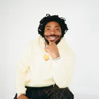 undefined dinle, müzik videolarını izle, biyografisini oku, tur tarihlerini ve daha fazlasını gör!