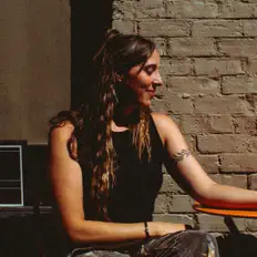 Escucha a Marcy, mira videos musicales, lee su biografía, consulta las fechas de las gira y más.