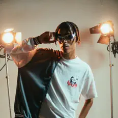 Lesnyを聴いたり、ミュージックビデオを鑑賞したり、経歴やツアー日程などを確認したりしましょう！