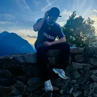 收听 undefined、观看音乐视频、阅读小传、查看巡演日期等 ！