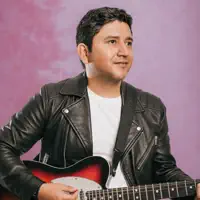 Dengarkan undefined, tonton video musik, baca bio, lihat tanggal tur & lainnya!
