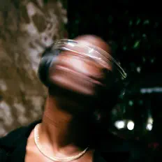 聆聽 Flow Clark、觀看音樂影片、閱讀小傳、查看巡演日期等！