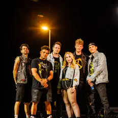 聆聽 Royal Beat、觀看音樂影片、閱讀小傳、查看巡演日期等！