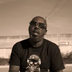 Ascolta J Hollins, guarda video musicali, leggi la biografia, vedi le date del tour & altro!