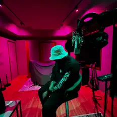 收听 Scoobo、观看音乐视频、阅读小传、查看巡演日期等 ！