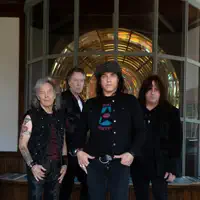 Hör dir undefined an, schau dir Musikvideos an, lies die Biografie, finde Tourdaten und mehr!