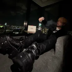 聆聽 Rezis Walker、觀看音樂影片、閱讀小傳、查看巡演日期等！