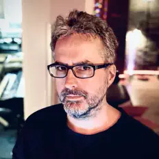 Posłuchaj wykonawcy James Hannigan, obejrzyj teledyski, przeczytaj biografię, zobacz daty tras koncertowych i nie tylko!