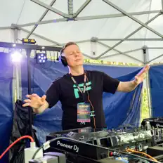 DJ Hollowbaseを聴いたり、ミュージックビデオを鑑賞したり、経歴やツアー日程などを確認したりしましょう！