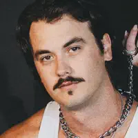 Hör dir undefined an, schau dir Musikvideos an, lies die Biografie, finde Tourdaten und mehr!