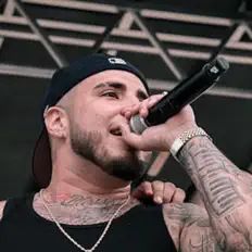 Poslechněte si interpreta Mac Young, sledujte hudební videa, přečtěte si životopis, podívejte se na data turné a další informace.