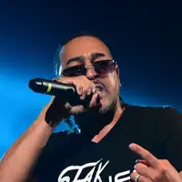 收听 undefined、观看音乐视频、阅读小传、查看巡演日期等 ！