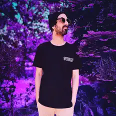 Poslechněte si interpreta Swomp, sledujte hudební videa, přečtěte si životopis, podívejte se na data turné a další informace.