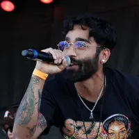 Ouça undefined, assista a videoclipes, leia a biografia, veja as datas das turnês e mais!