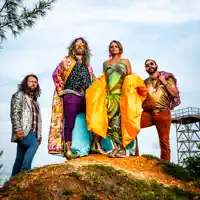 Escucha a undefined, mira videos musicales, lee su biografía, consulta las fechas de las gira y más.