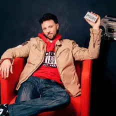 Ascolta Piuma, guarda video musicali, leggi la biografia, vedi le date del tour & altro!
