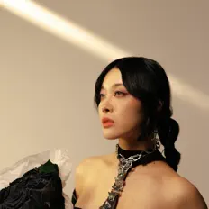 Emily Mei सुनें, म्यूज़िक वीडियो देखें, बायो पढ़ें, दौरे की तारीखें और बहुत कुछ देखें!