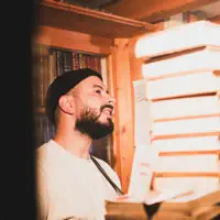 聆聽 undefined、觀看音樂影片、閱讀小傳、查看巡演日期等！