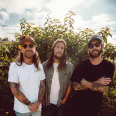 Poslechněte si interpreta lé tired, sledujte hudební videa, přečtěte si životopis, podívejte se na data turné a další informace.