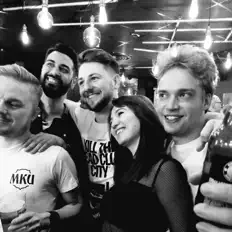 Posłuchaj wykonawcy Honey Juice, obejrzyj teledyski, przeczytaj biografię, zobacz daty tras koncertowych i nie tylko!