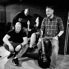 Ouça 4names, assista a videoclipes, leia a biografia, veja as datas das turnês e mais!