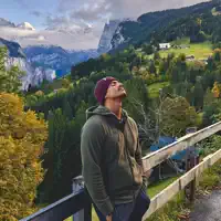 Ascolta undefined, guarda video musicali, leggi la biografia, vedi le date del tour & altro!