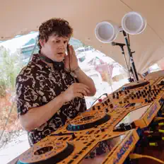 Ακούστε περιεχόμενο από Edward White, παρακολουθήστε μουσικά βίντεο, διαβάστε το βιογραφικό, δείτε ημερομηνίες περιοδείας, και πολλά ακόμη!