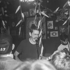 Cool Jacketを聴いたり、ミュージックビデオを鑑賞したり、経歴やツアー日程などを確認したりしましょう！