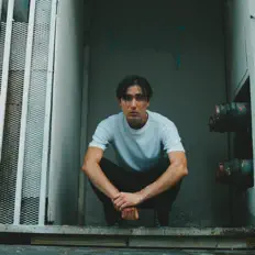 聆聽 Little Visits、觀看音樂影片、閱讀小傳、查看巡演日期等！