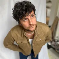 Escucha a undefined, mira videos musicales, lee su biografía, consulta las fechas de las gira y más.