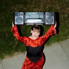 Julia Randallを聴いたり、ミュージックビデオを鑑賞したり、経歴やツアー日程などを確認したりしましょう！