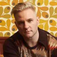 聆聽 undefined、觀看音樂影片、閱讀小傳、查看巡演日期等！