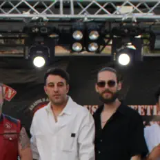 Luister naar Blackout, bekijk muziekvideo's, lees de bio, bekijk de tourdata, en meer!