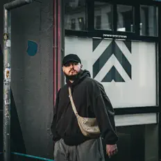 Royalを聴いたり、ミュージックビデオを鑑賞したり、経歴やツアー日程などを確認したりしましょう！