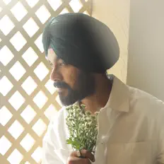 Mahee सुनें, म्यूज़िक वीडियो देखें, बायो पढ़ें, दौरे की तारीखें और बहुत कुछ देखें!