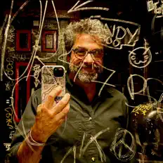 Ouve Michael Barry, vê vídeos de música, lê a biografia, vê as datas da digressão e muito mais!