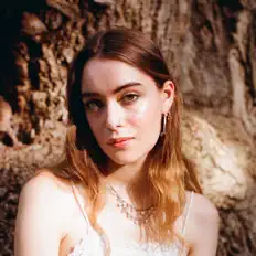 Ascolta Liv Bloore, guarda video musicali, leggi la biografia, vedi le date del tour & altro!