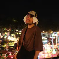 undefined dinle, müzik videolarını izle, biyografisini oku, tur tarihlerini ve daha fazlasını gör!
