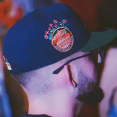 收听 Doogie、观看音乐视频、阅读小传、查看巡演日期等 ！