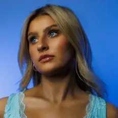 Écoutez Elle Sloan, regardez des vidéoclips, lisez la biographie, consultez les dates de tournée et plus encore !