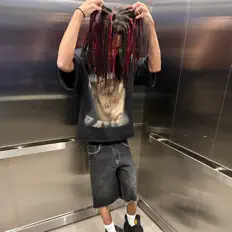 d3cemburrを聴いたり、ミュージックビデオを鑑賞したり、経歴やツアー日程などを確認したりしましょう！